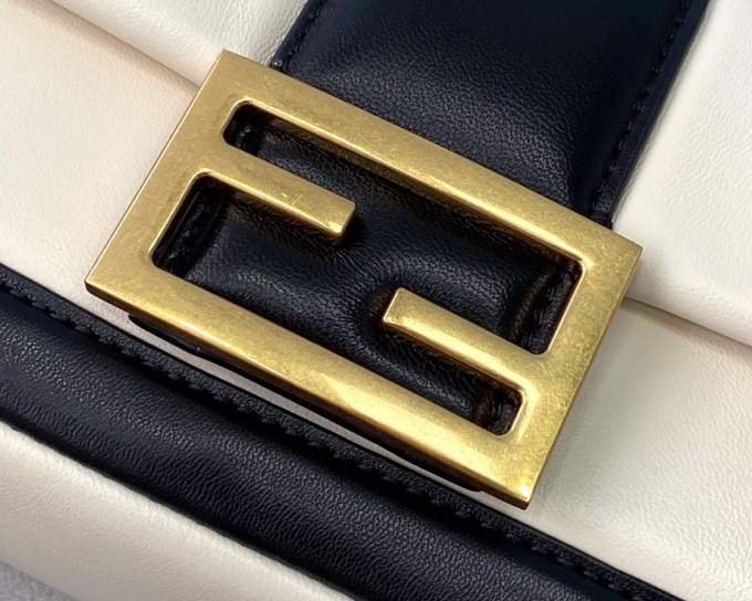 MhE4FhAOiH3hHTDYNKk3ZWQCQzJfh0krNvDCC3p8_lg.jpeg Fendi Mini Baguette Chain