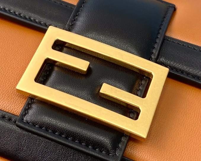 y0GxkFff3X3De7oONOO8Xzz9vX1XIS0NQf6ynlJ1_lg.jpeg Fendi Mini Baguette Chain